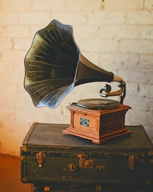Vintage-Grammofon mit Schallplatte auf einem alten Reisekoffer