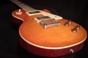 Nahaufnahme einer orange-roten E-Gitarre mit zwei Tonabnehmern